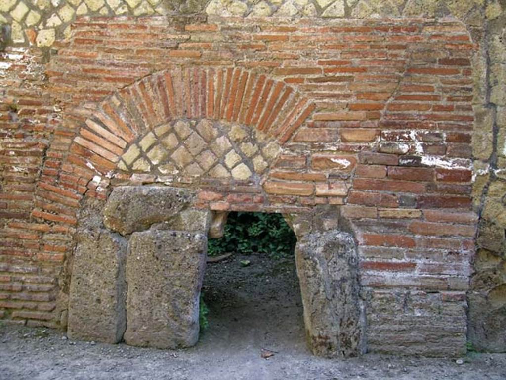 VI.10 Herculaneum, June 2005. Praefurnium in south wall of baths. Photo courtesy of Nicolas Monteix.